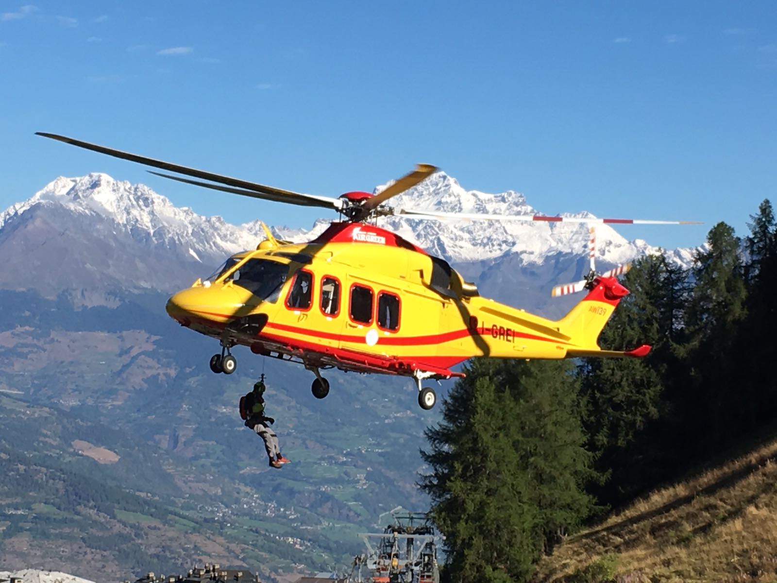 Escursionista esperto scivola e cade in un torrente