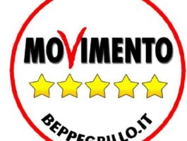 Un flash mob del Movimento 5 Stelle contro Gentiloni e Minniti