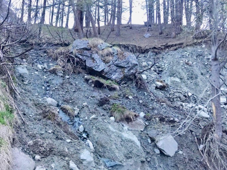 Evacuato l'abitato di Tschaval, minacciato da un masso