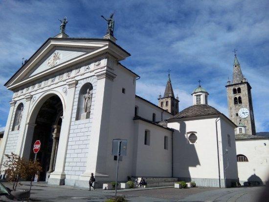 La Stampa fa discutere RaVdA e Comune di Aosta