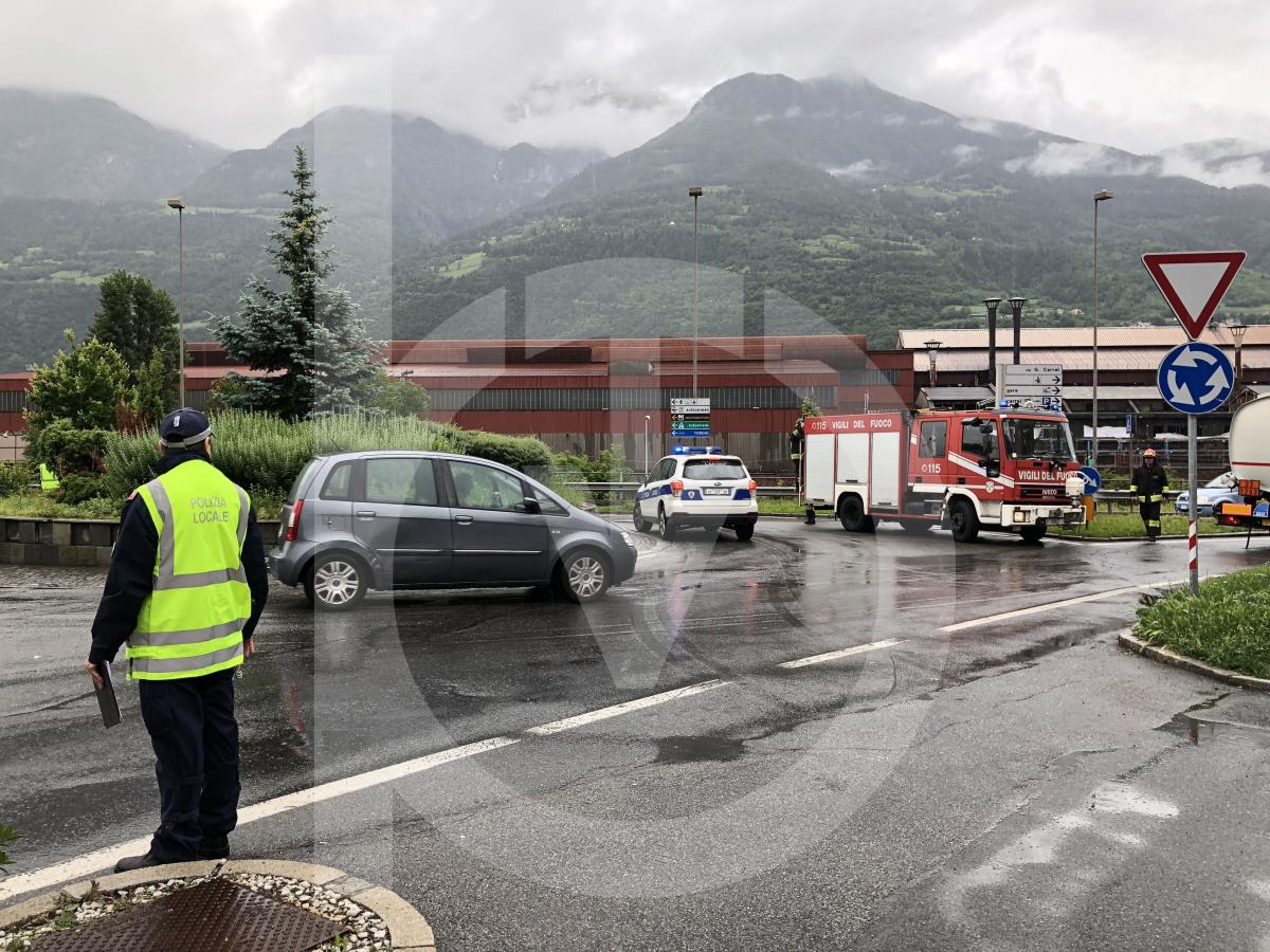 Scontro fontale alla rotonda di via Carrel