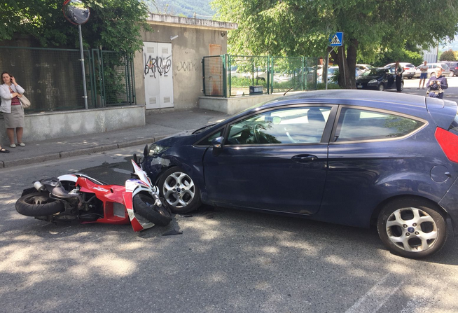 Scontro tra scooter e auto in Corso Lancieri