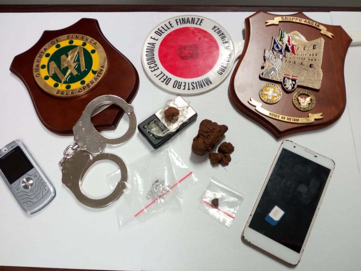 60 gr di eroina sequestrati al casello autostradale di Aosta