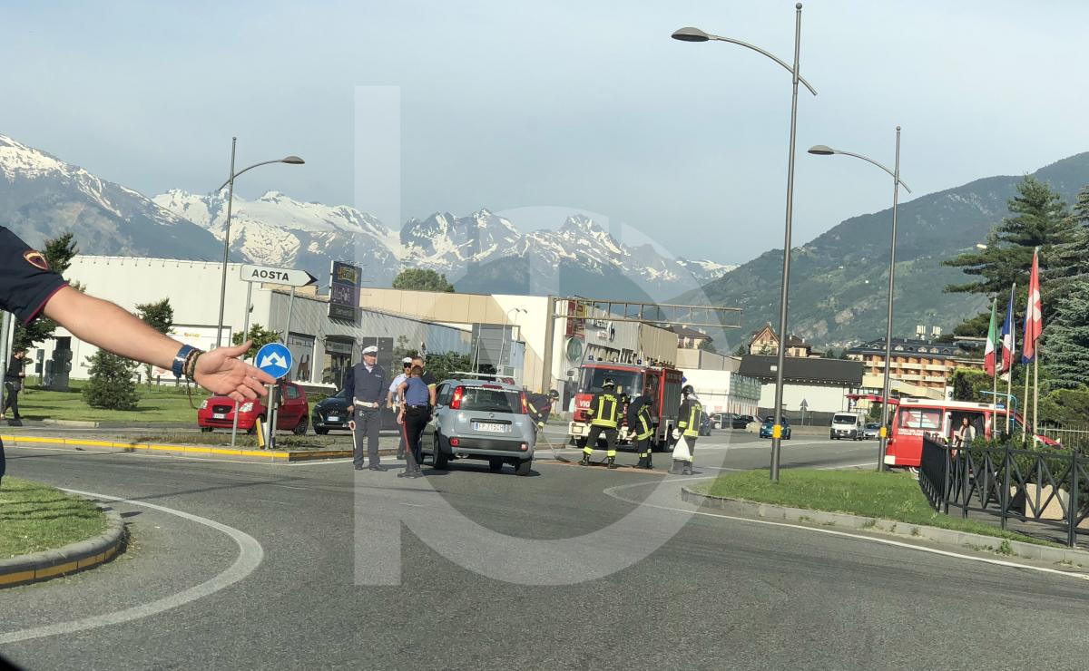 Auto contro scooter alla rotonda Sogno