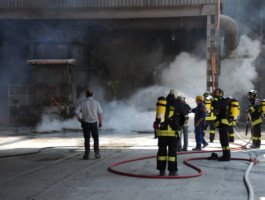 Incendio in un capannone dell\'acciaieria Cogne