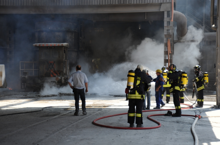 Incendio in un capannone dell'acciaieria Cogne