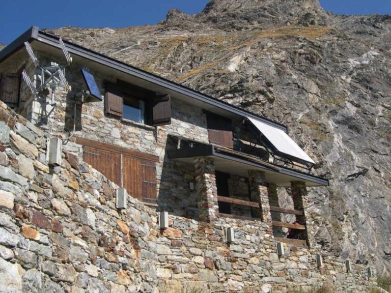 50enne muore per malore al Rifugio Capanna Aosta
