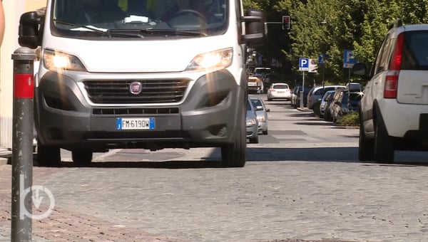 Aosta: riasfaltano le strade ma resta il problema dei marciapiedi