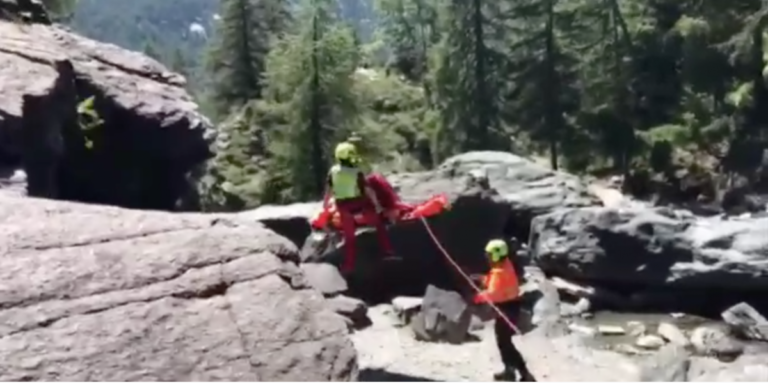 Escursionista ligure cade da due metri vicino alle cascate di Lillaz
