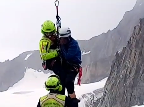 Dente del Gigante, cordata di alpinisti in difficoltà tratta in salvo con la manovra Dressier