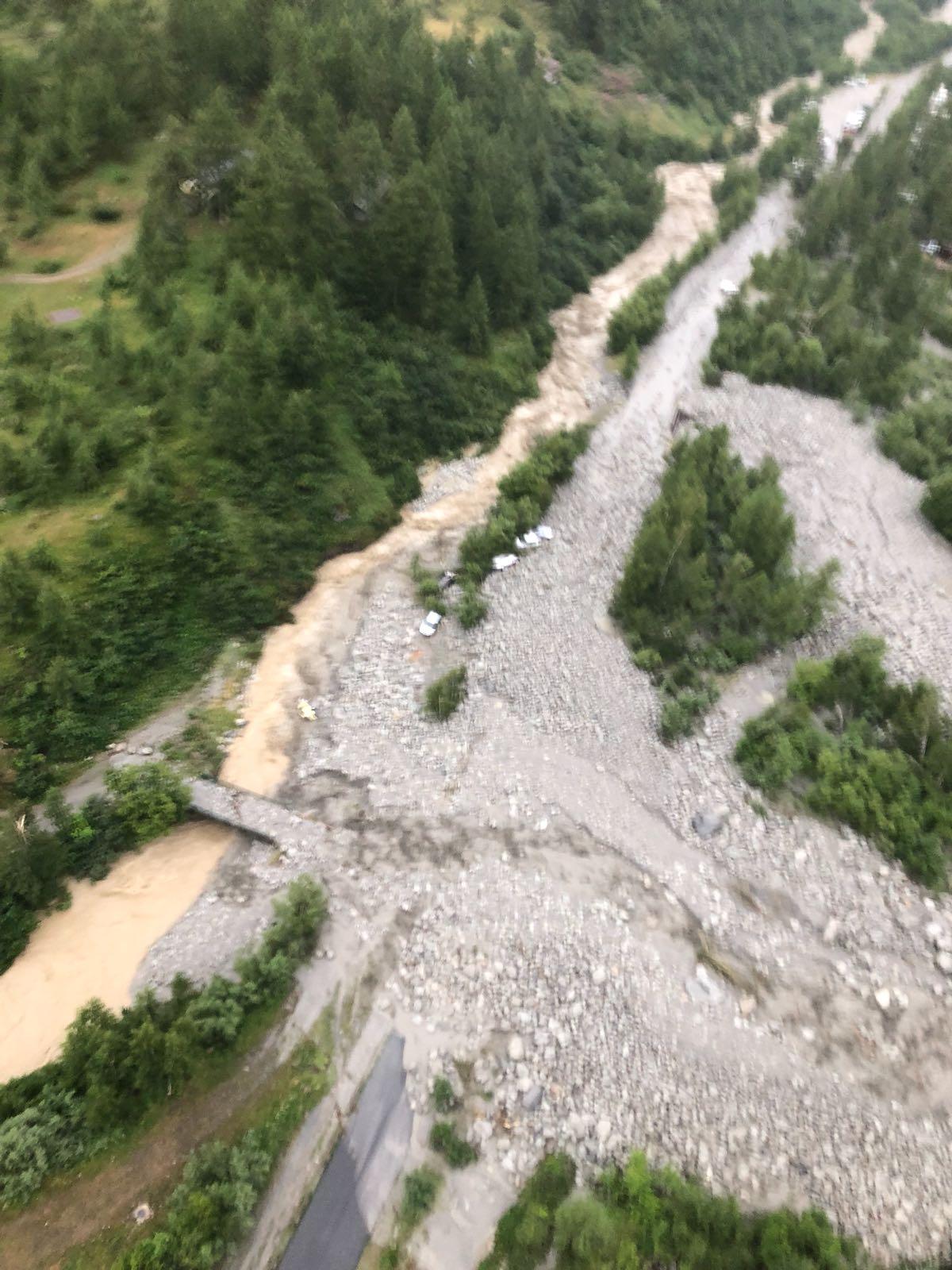 Una frana taglia in due la Val Ferret. Almeno una vittima e un centinaio di evacuati