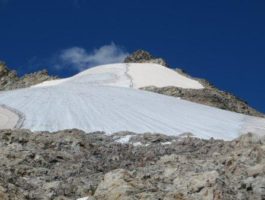 Due escursionisti scivolano sul ghiacciaio del Petit Mont Blanc