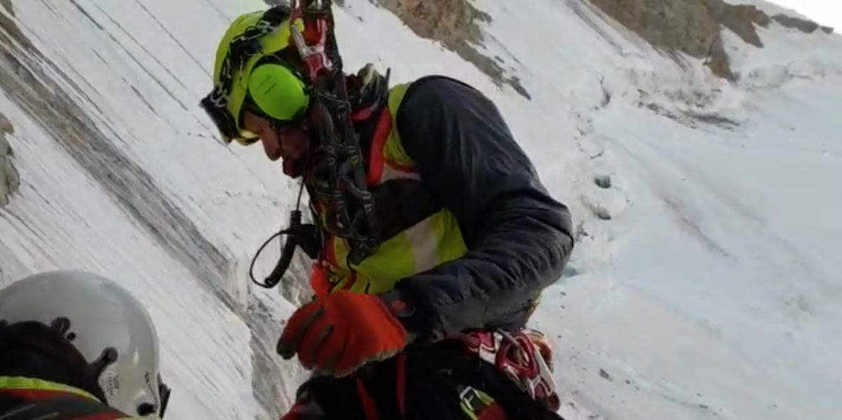 Rompono un rampone e passano la notte sul ghiacciaio delle Jorasses