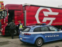 Temperatura elevata, la carne sanguina imbrattando il camion: sanzionato camionista belga