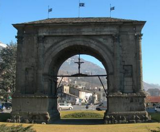 Giornata della perdita perinatale, l'Arco d'Augusto si illumina di rosa e azzurro