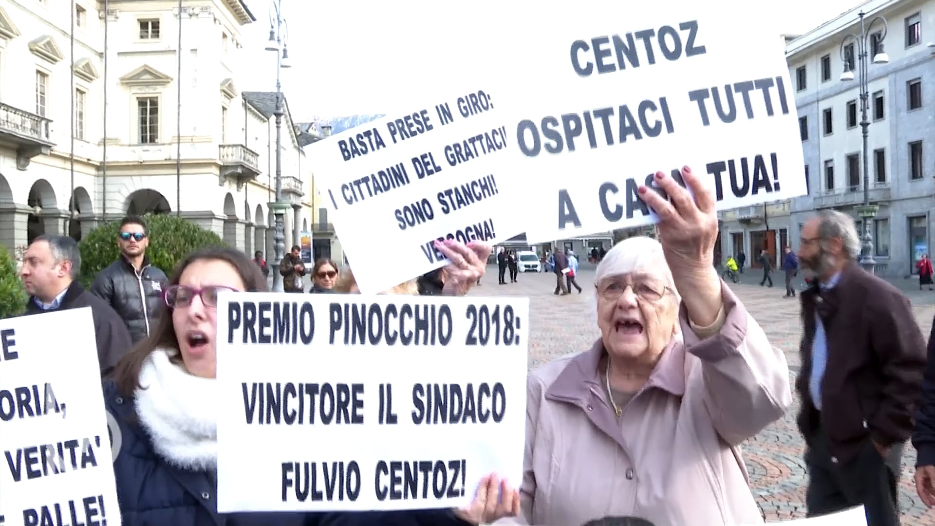 La protesta degli abitanti del Grattacielo Alto scende in piazza