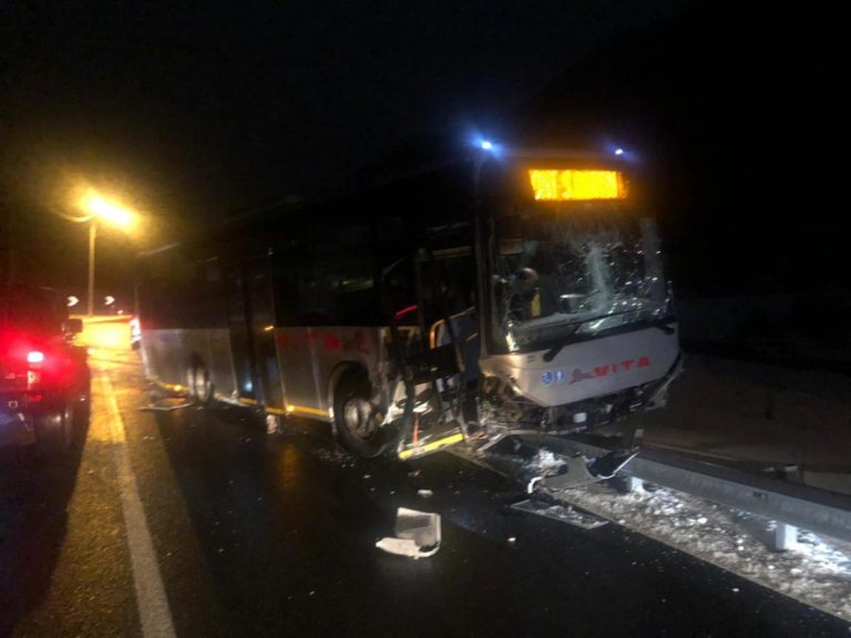 Autobus esce di strada: due feriti