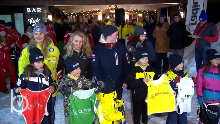 Una festa, la consegna dei pettorali di snowboardcross a Breuil-Cervinia