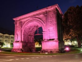 Arco d\'Augusto rosa per il Giro d\'Italia