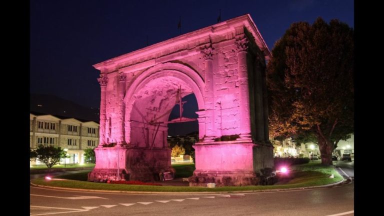 Arco d'Augusto rosa per il Giro d'Italia