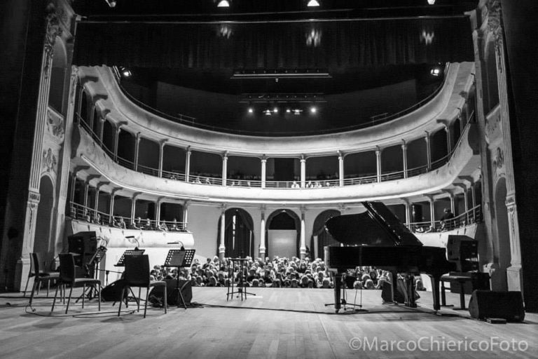 Fabio Cinti interpreta Franco Battiato alla Saison culturelle