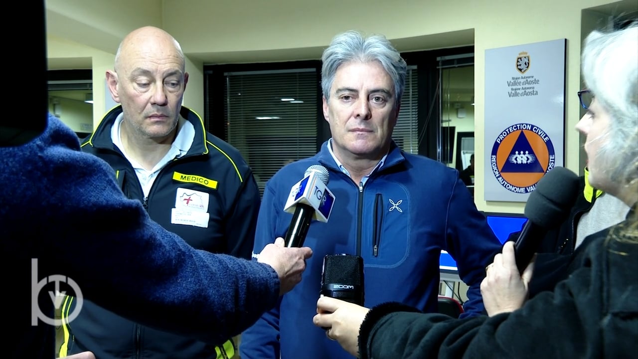 La conferenza stampa sull’incidente aereo