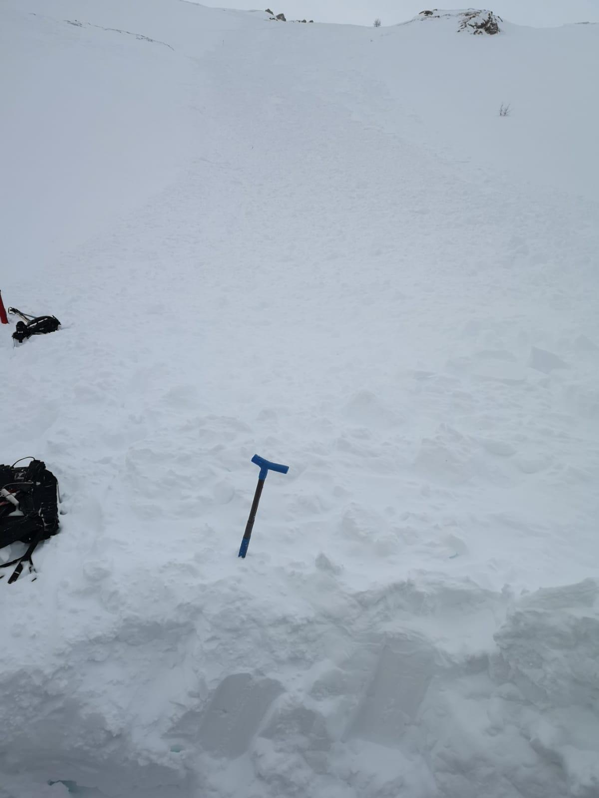 Scialpinista muore sotto una valanga