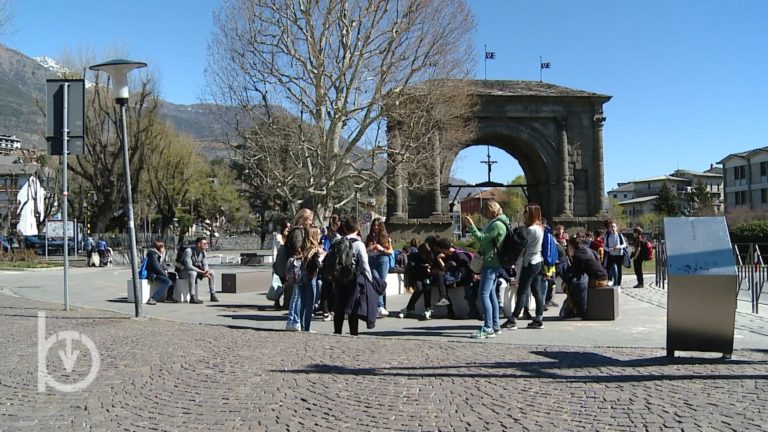 Gli arredi di Piazza Arco d'Augusto sono temporanei