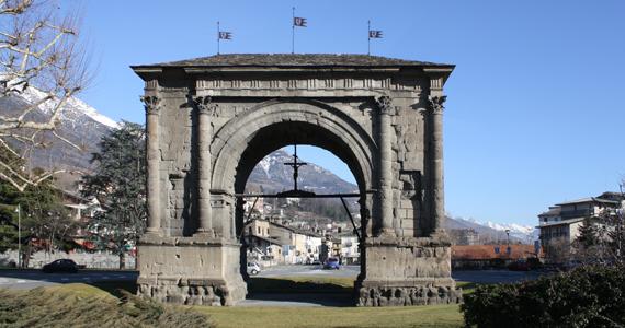 Petizioni Arco d'Augusto: o pedonalizzazione o ritorno al passato