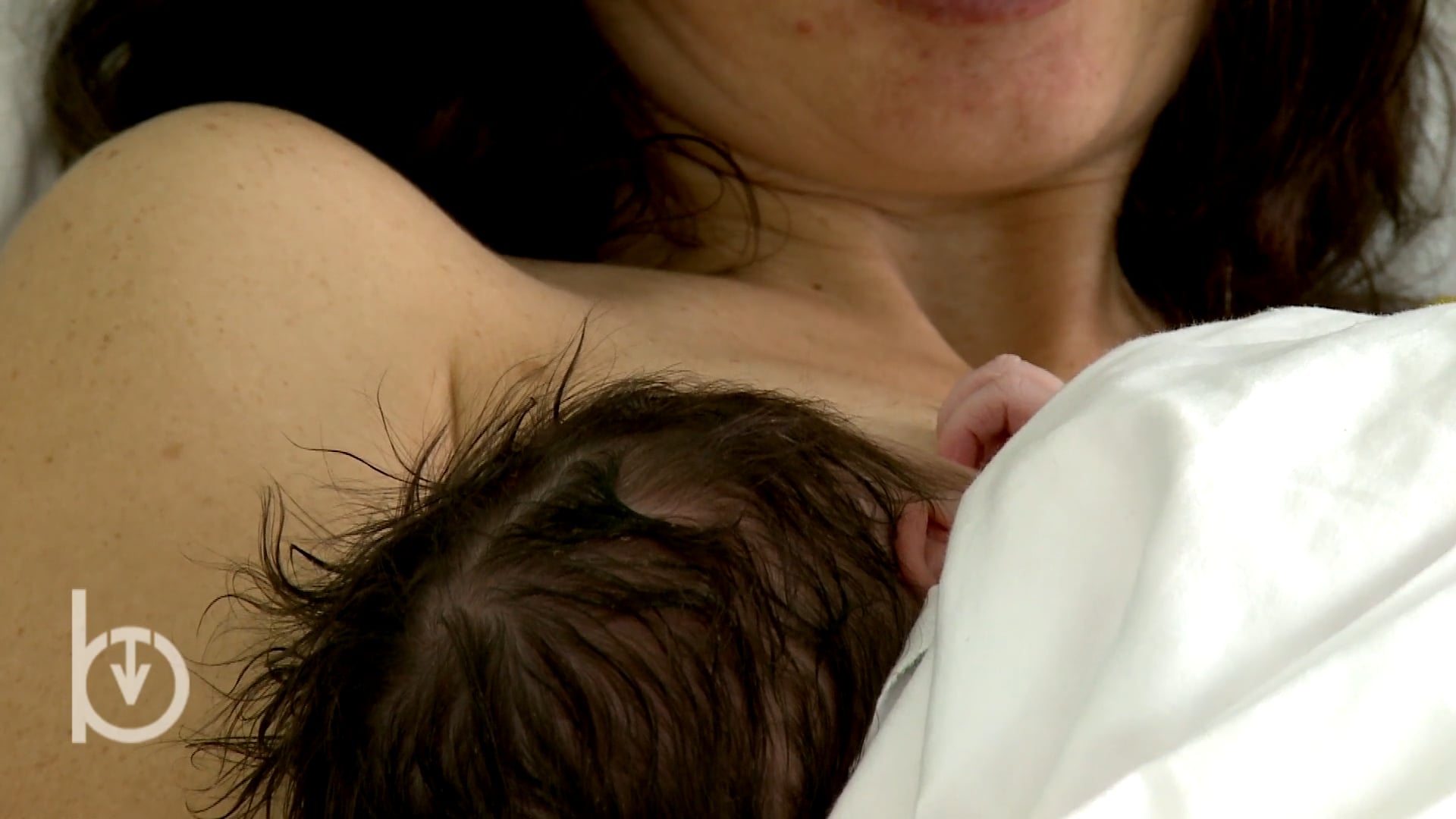 Meno persone in visita alle neo-mamme e aumenta l\'allattamento al seno