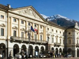 Aosta, la giunta delibera su piano strategico, Palaghiaccio e pubblicità