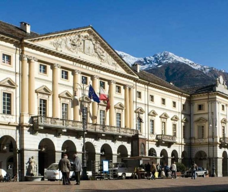 Aosta, la giunta delibera su piano strategico, Palaghiaccio e pubblicità