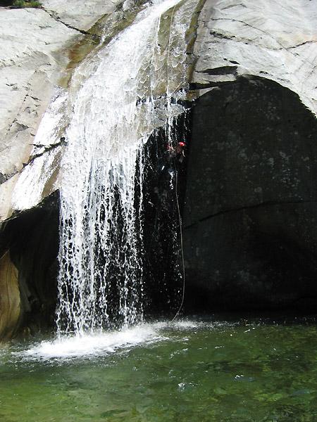 Turista muore dietro una cascata del Fer