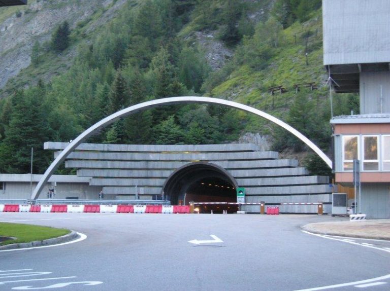 Tunnel Monte Bianco: fumo da un camion. Stop alla circolazione