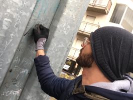Lega Giovani rimuove i graffiti offensivi da Aosta