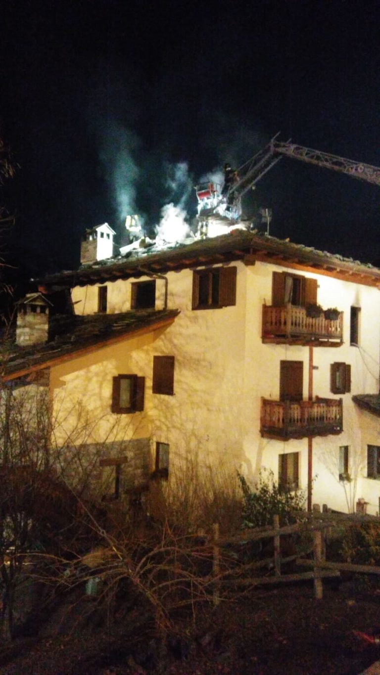 In fiamme il tetto di una casa a Saint-Pierre
