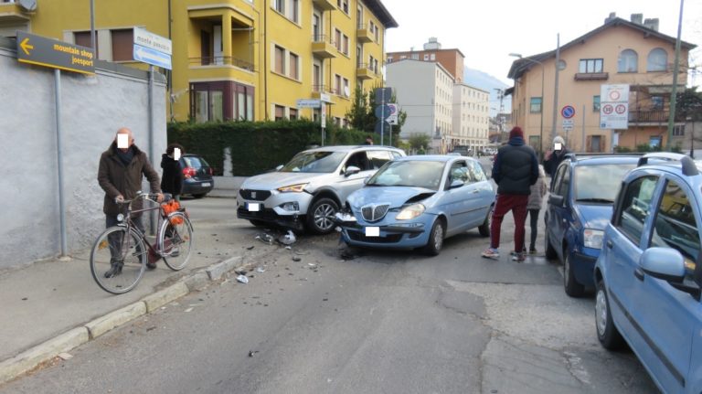 Incidente stradale in via Monte Solarolo