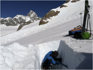 Misure di densità del manto effettuate in una trincea nivologica al ghiacciaio del Petit Grapillon (Val Ferret) ©ArpaVdA