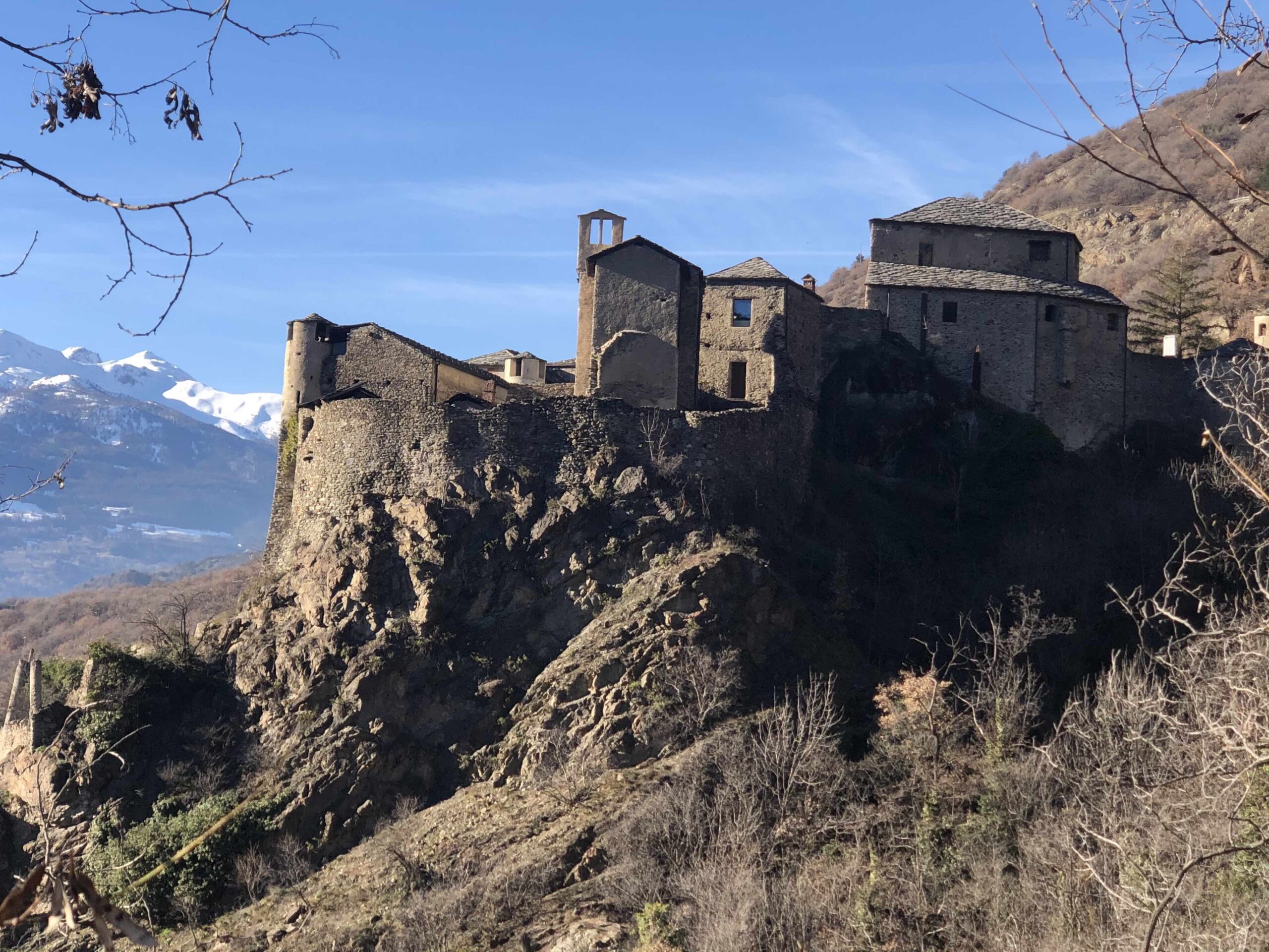 Quart: riaperto il sentiero dal Castello di Quart a Verney
