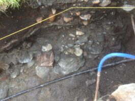 Ayas: da uno scavo per l\'acquedotto un ritrovamento archeologico