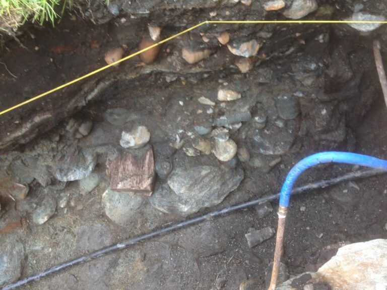 Ayas: da uno scavo per l'acquedotto un ritrovamento archeologico