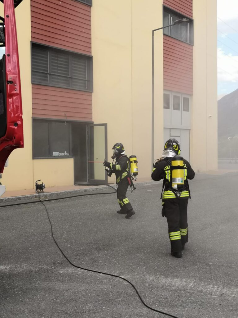 Aosta: incendio in una falegnameria