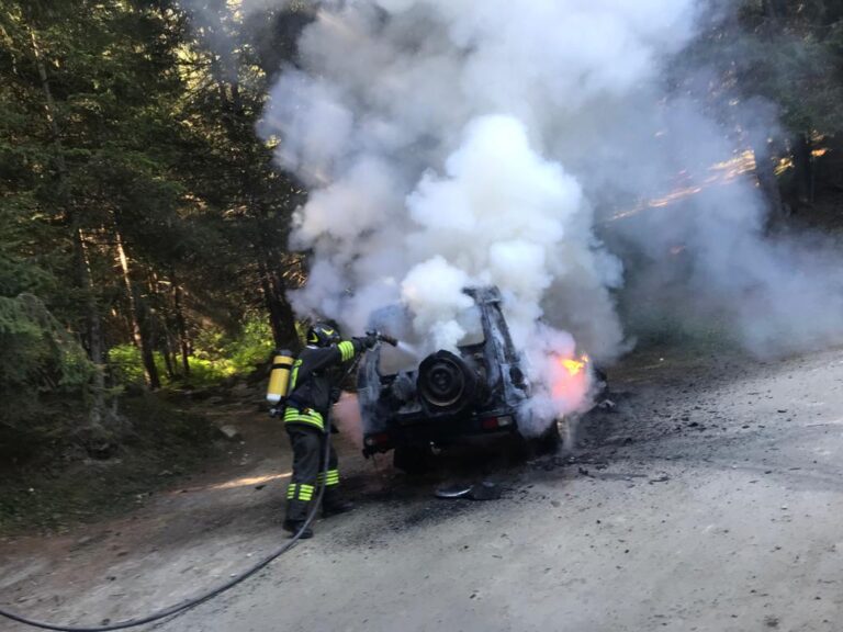 Due auto in fiamme sopra Les Druges