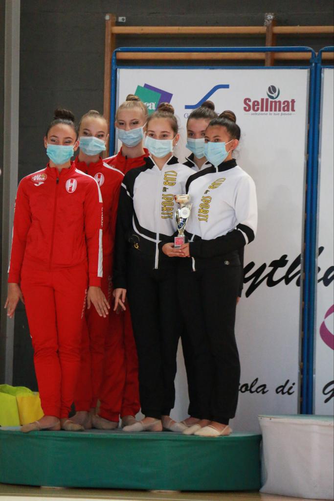 Una delle squadre di ginnastica ritmica del del Club des Sports