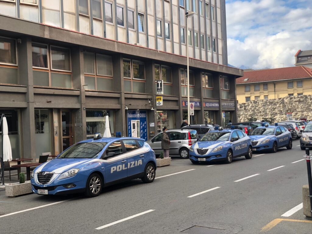Volanti della Polizia impegnate nelle operazioni di ispezione ad Aosta