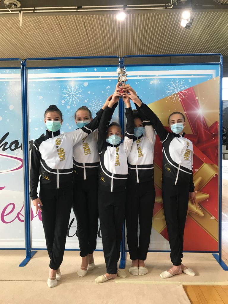 Una delle squadre di ginnastica ritmica del del Club des Sports