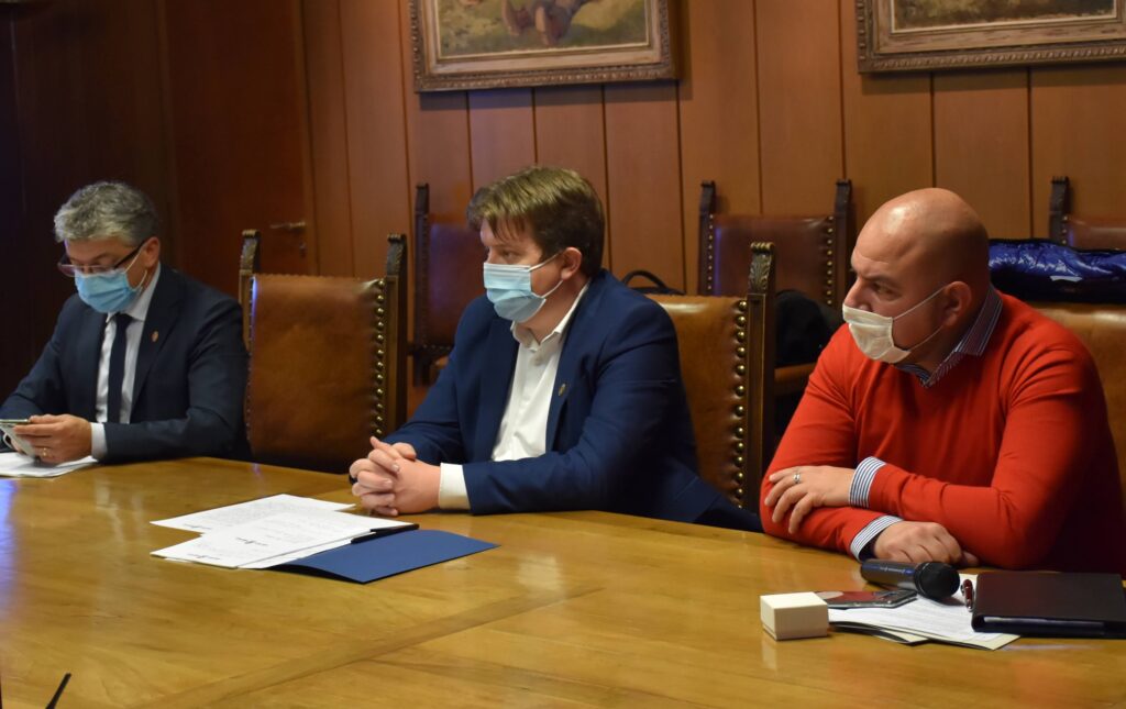 Carlo Marzi, Erik Lavevaz, e Luigi Bertschy durante Assemblea generale di Confindustria VdA 2020