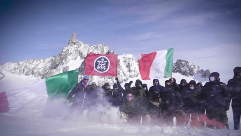 La protesta di CasaPound sul Monte Bianco: il Governo difenda i confini