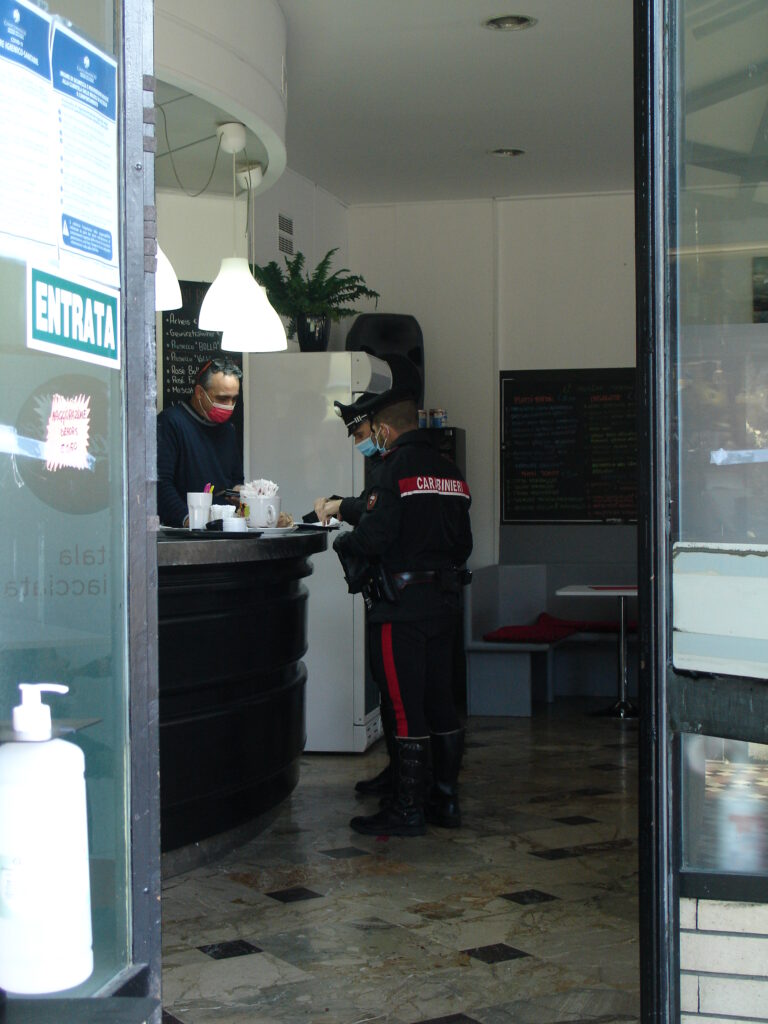 I Carabinieri controllano un esercizio commerciale