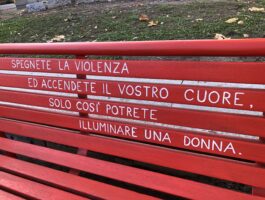 Torna all\'Arco d\'Augusto la panchina rossa contro la violenza di genere